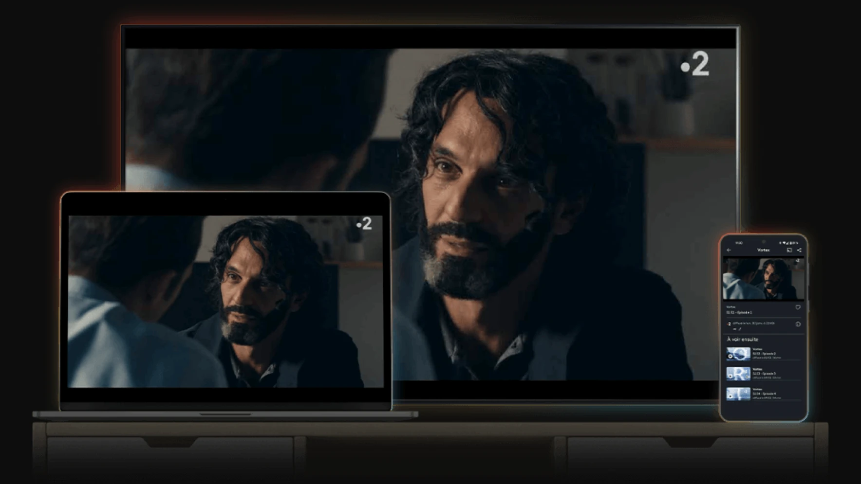 L'interface france.tv affichée sur un téléviseur, un ordinateur portable et un smartphone